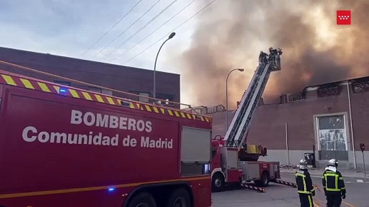 Arde una nave de 12.000 metros cuadrados en un polígono industrial de Fuenlabrada (Madrid)