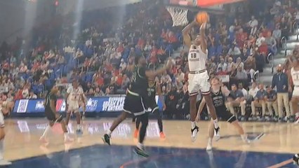 Los mates de Baba Miller, el unicornio español con alas de 2,19 m., en la NCAA