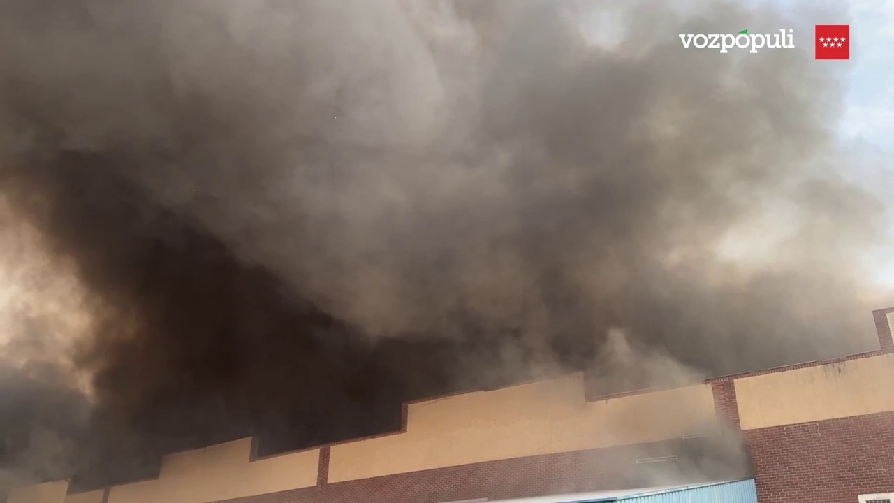 Colapsa la cubierta y una de las fachadas de la nave incendiada en el polígono Cobo Calleja