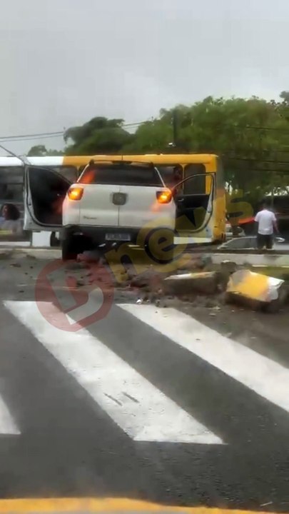 Motorista com abadá invade calçada e derruba poste em ônibus em Salvador