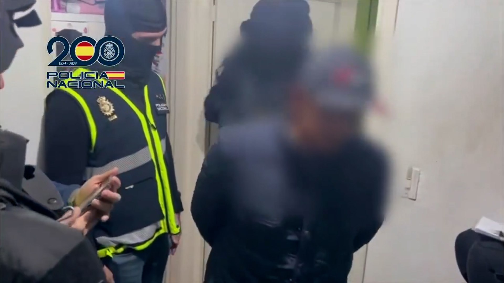 Agentes de la Polic�a Nacional y de la Polic�a de Ecuador han desarrollado en la ciudad de Cuenca (Ecuador) un operativo policial que ha culminado con la puesta a disposici�n de la autoridad judicial de una persona detenida por su presunta participaci�n en el delito de integraci�n en organizaci�n terrorista, ya que "exhib�a un odio manifiesto a Espa�a y planeaba realizar un ataque en instalaciones de embajadas en Ecuador".