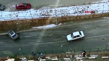 Trabzon'da buz pistine dönen yolda sürücülerin zor anları kamerada