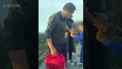Vídeo | Un padre que iba a ser desahuciado intenta quemarse a lo bonzo en Jacarilla (Murcia):
