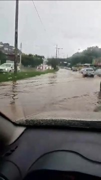 Ruas ficam alagadas após fortes chuvas que atingiram Salvador; veja vídeo