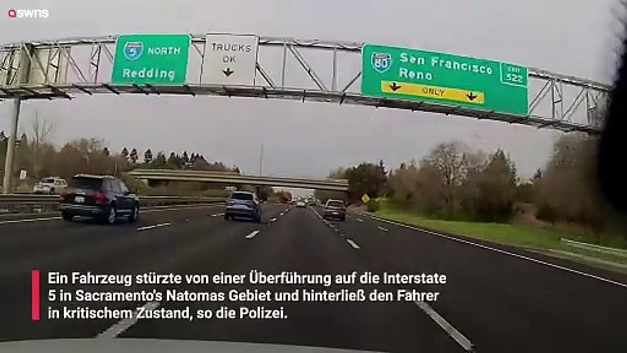 Überwachungskamera fängt auto ein, das von einer Überführung in sacramento stürzt