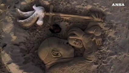 Una preghiera per Papa Francesco in una scultura di sabbia