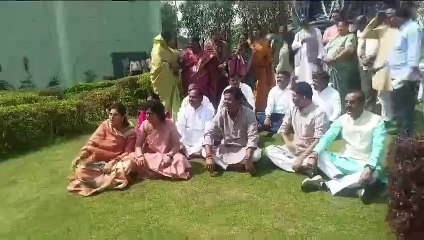 सदन से बाहर निकलकर गांधी प्रतिमा के बाहर प्रदर्शन