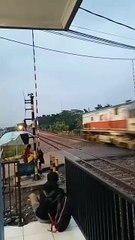 Lihat KAI Kereta Api diperlintasan