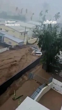 Des voitures emportées par la boue à La Réunion