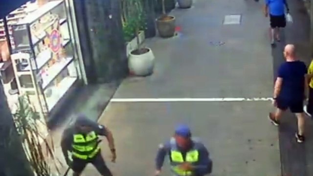 Homem tenta roubar arma de policial militar e acaba preso