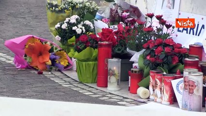 Papa Francesco al Gemelli, le voci dei fedeli che pregano fuori da ospedale: Ce la far? sicuramente