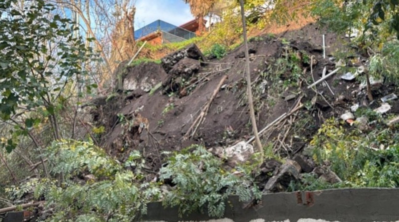 İstanbul'da istinat duvarı çöktü, 4 katlı bina boşaltıldı