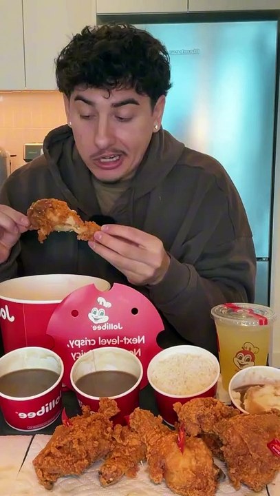 Follow for more ASMR videos🌮🍟 Credits: @blakesmunchies #mukbang #asmr #fastfood #asmreating