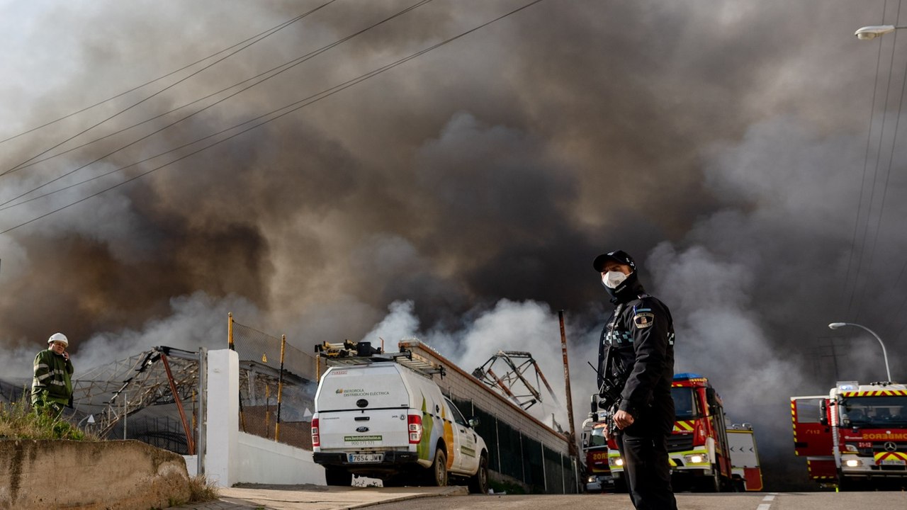 Arde una nave en un polígono industrial de Fuenlabrada, Madrid