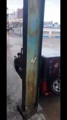 VIDEO: ¡Fue succionado! Menor falleció al hundirse en una alcantarilla en una zona inundada