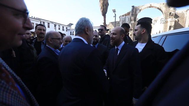 ŞAM - İlim Yayma Vakfı Mütevelli Heyeti Başkanı Bilal Erdoğan ve beraberindeki heyet, Emevi Camisi'ne Gaziantep'te üretilen halıları serdi