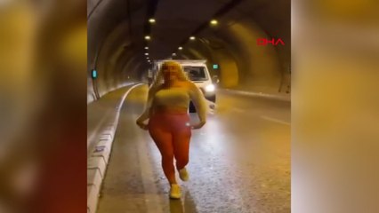 Tünelde dans etti trafiği kilitledi! O görüntülerden sonra gözaltına alındı