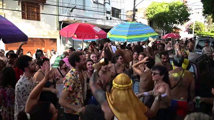 بين كرنفالَي ساو باولو وريو دي جانيرو البرازيليتين منافسة في الرقص... والفرح