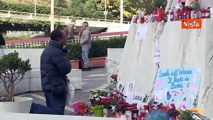 Prosegue il ricovero di Papa Francesco: fiori, lumini e biglietti nel piazzale del Gemelli