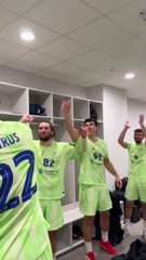 Los jugadores del Barça de balonmano felicitan a Petrus