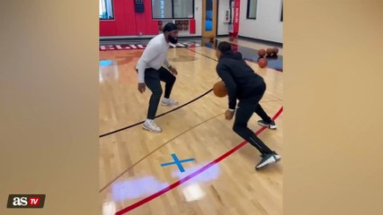 Saquon Barkley goes viral for shockingly bad basketball skills