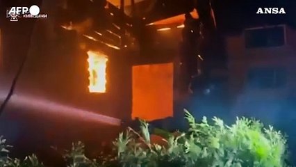 Pioggia di droni russi sull'Ucraina: a Kiev scoppiati incendi