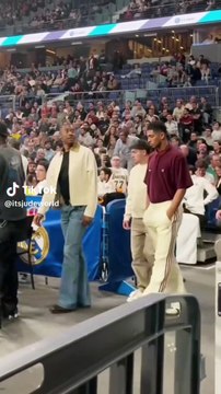 Los jugadores del Madrid apoyan a su equipo en el Clásico de baloncesto