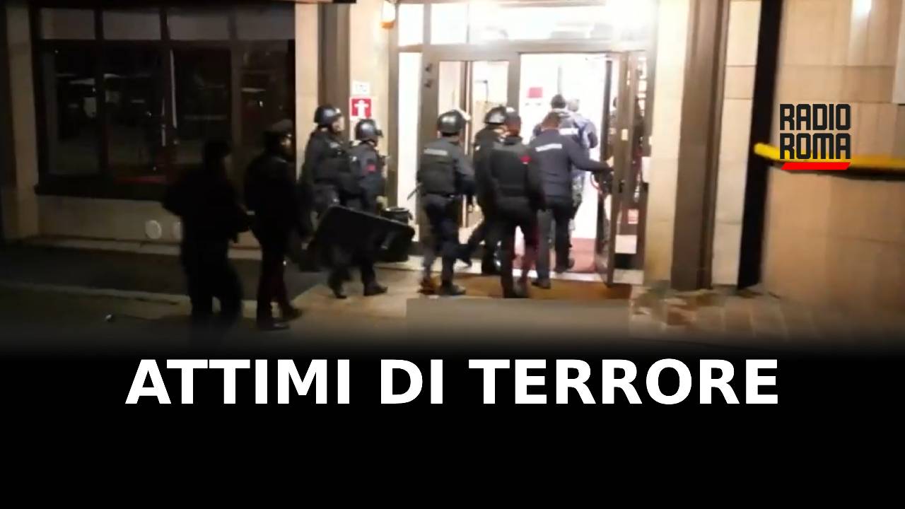 Video Insegue la compagna, la sperona e tenta di soffocarla