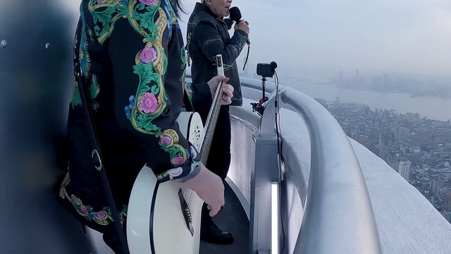 Billy Idol chante son tube Dancing With Myself depuis l'Empire State Building
