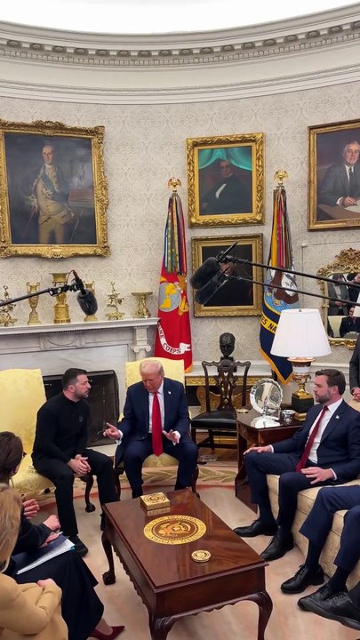 Regardez l'incroyable échange entre Donald Trump et Volodymyr Zelensky qui s'engueulent devant les caméras au milieu du bureau ovale à la Maison Blanche