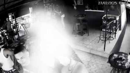 Hombre es baleado y rematado por tres sicarios