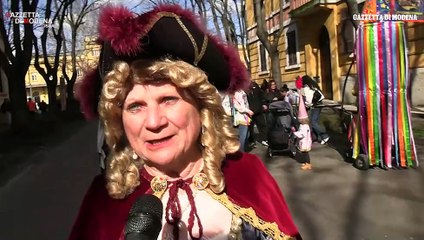 Carnevale a Modena, centro storico gremito per la festa di Gioved? Grasso e lo sproloquio di Sandrone