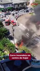 Carro pega fogo em frente à igreja Luterana