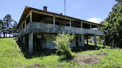 INCRÍVEL CASARÃO ABANDONADO NO ALTO DO MORRO - DESCUBRA O QUÊ FUNCIONOU AQUI
