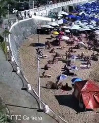 Il chute et détruit tout le bord de mer sans le vouloir... effet domino