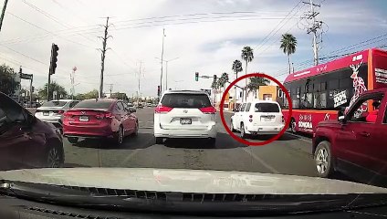 Motociclista cruzó el bulevar en luz roja