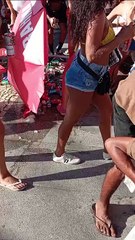 Foliões ajudam ambulante no Campo Grande