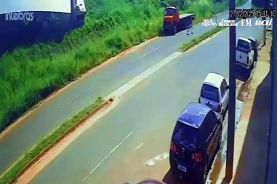 Motorista morre após caminhão com papel higiênico tombar em Uberaba