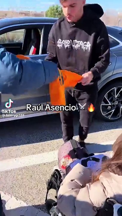 El aplaudido gesto de Asencio en pleno revuelo por los insultos en el Reale Arena
