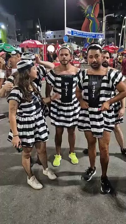 Foliões fantasiados fazem a alegria do circuito Barra-Ondina