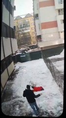 bloques de hielo que cayeron de un edificio