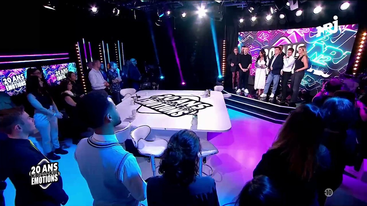 Regardez les 5 dernières minutes de NRJ12 avec les animateurs de la chaîne en larmes, avant que le logo rouge ne devienne noir et ne disparaisse des écrans