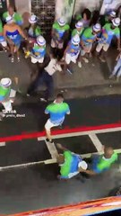 Briga entre foliões do bloco Alerta Geral é flagrada durante desfile no Campo Grande; assista