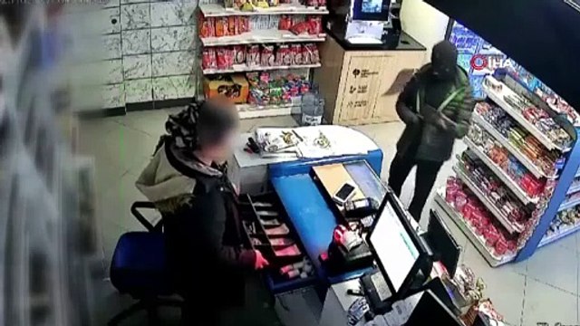 Akaryakıt istasyonunda kalaşnikoflu soygun! Kasiyer kadın dondu kaldı!