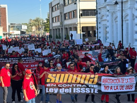 Miles de maestros protestan contra reforma al Issste
