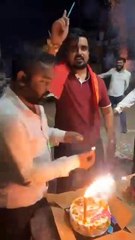 महापौर के बेटे ने सड़क पर केक काटकर मनाया जन्मदिन