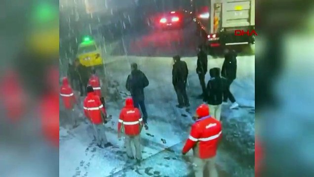 İş insanına bıçaklı saldırı; çalışanlar dubalarla kovaladı