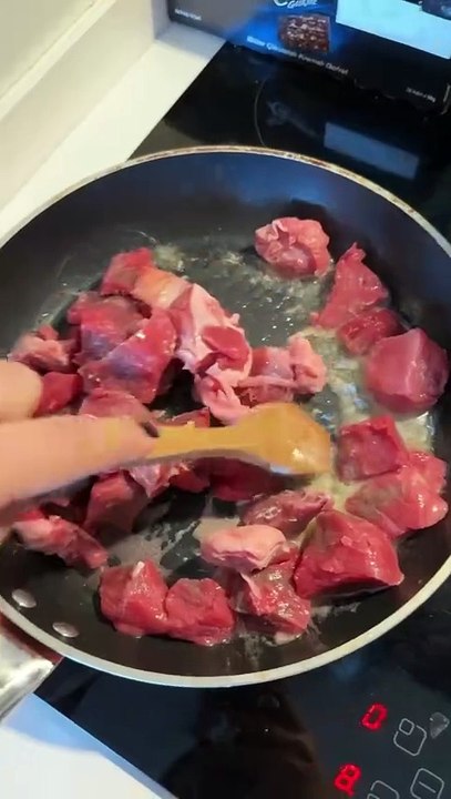 Malzemeler; kuşbaşı kuzu eti(gr keyfinize göre) 1 yemek kaşığı bal 1 adet soğan Yarım su bardağı su 1 adet havuç 2 diş sarımsak 1 su bardağı haşlanmış bezelye 1 adet biber 2 adet domates 1 adet patates 1 yemek kaşığı tereyağı Tuz, karabiber, kekik  Meze t