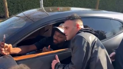 Takım arkadaşına benzetti, taraftar ile selfie çekildi