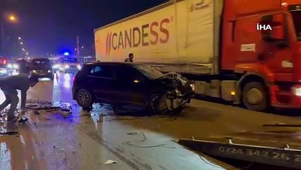 Bursa'da otomobil halk otobüsüne çarptı! Yaralılar var